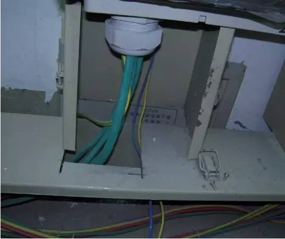 橋架隨意開洞，未使用標(biāo)準(zhǔn)配件